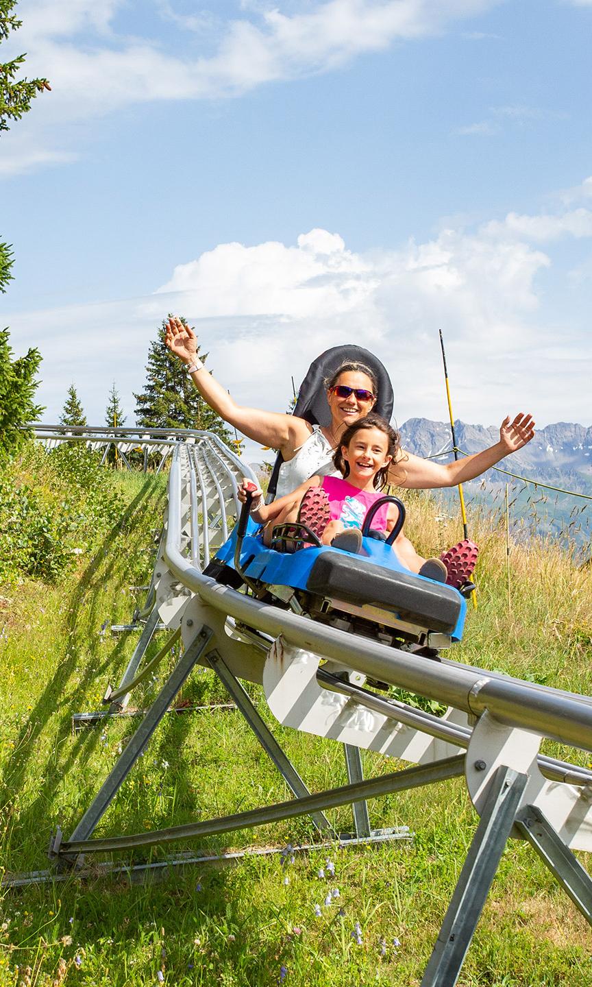Une mère et sa fille font de la luge d'été aux Saisies, destination Espace Diamant en Savoie