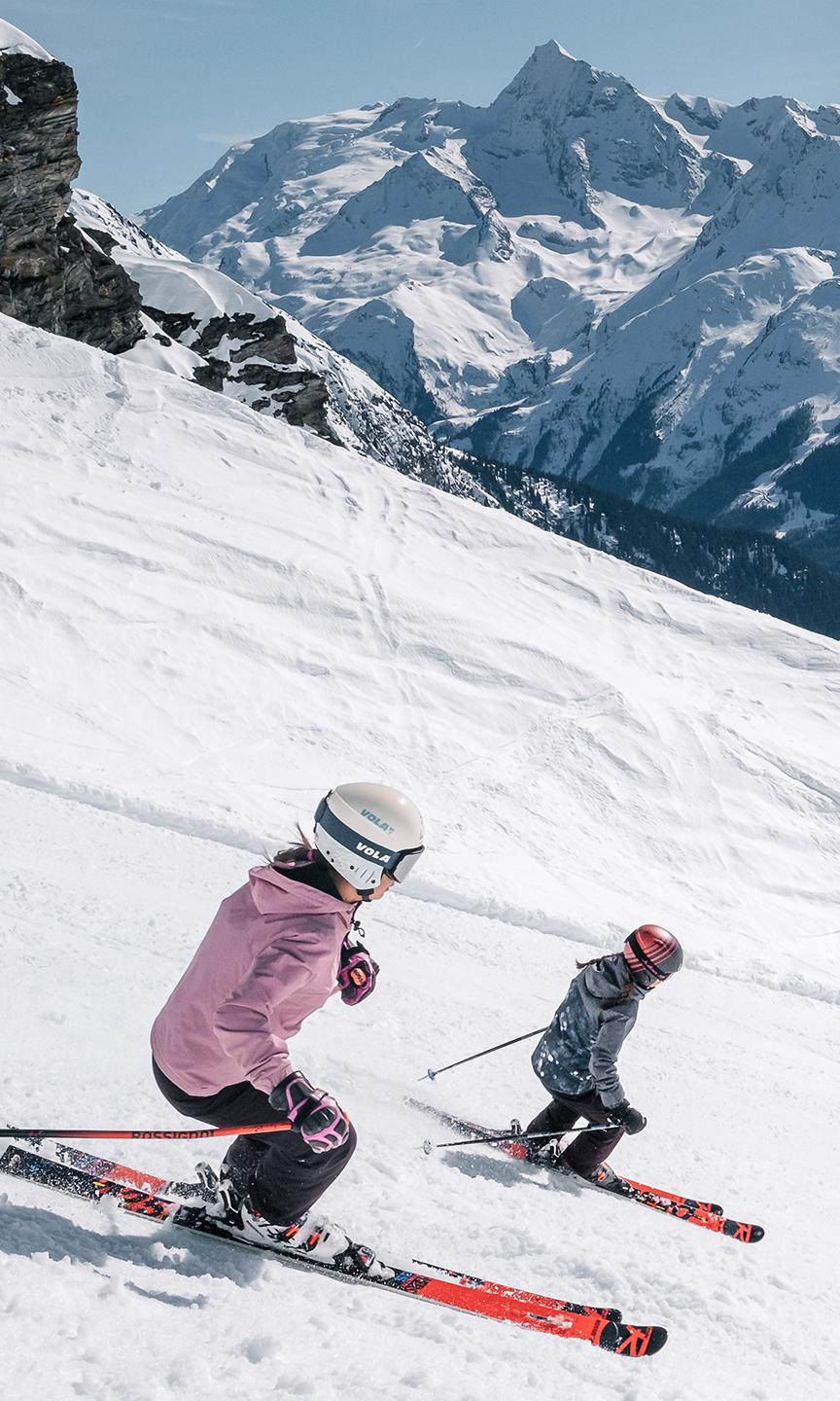 Deux personnes dévalent les pistes de La Rosière en ski alpin