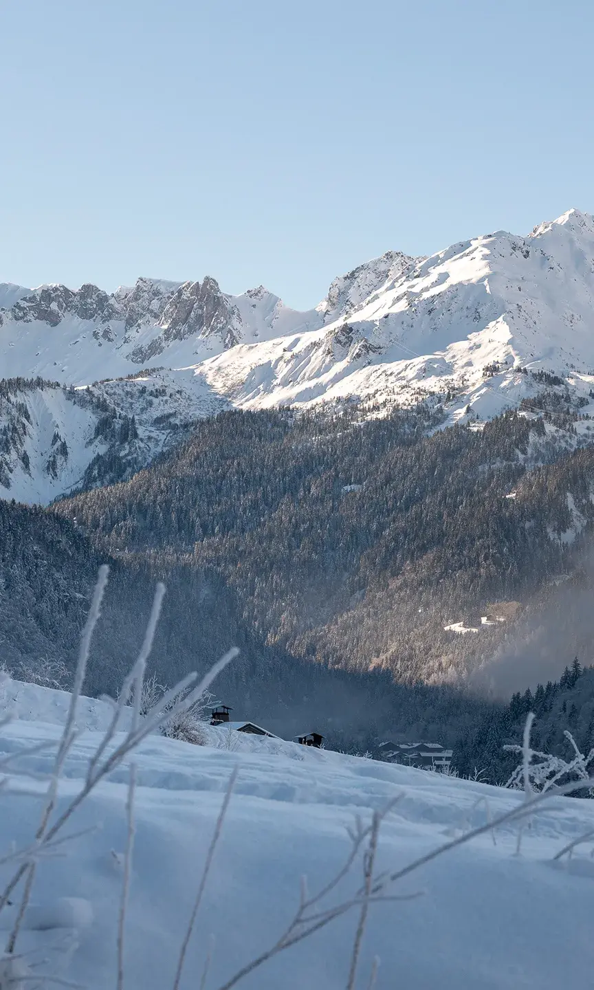 Vue sur le Mont-Joly aux Contamines Montjoie durant l'hiver avec de la neige sur les sommets