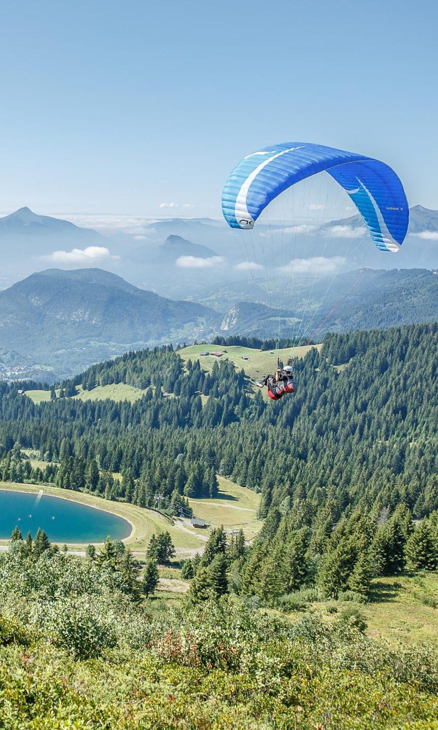 Un parapente survole la station des Carroz en pleine nature