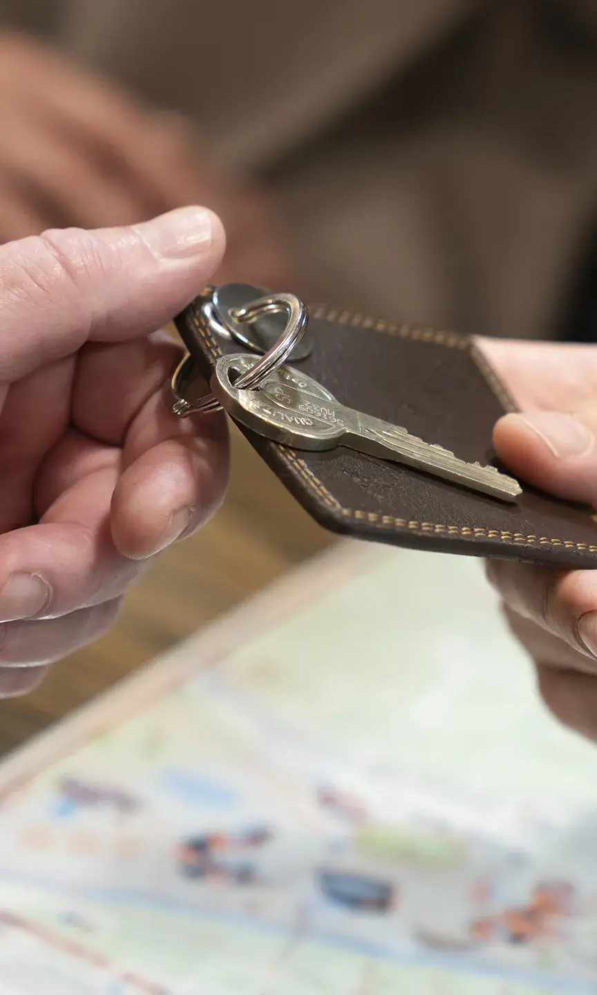 Une personne est en train de remettre des clés à une autre personne