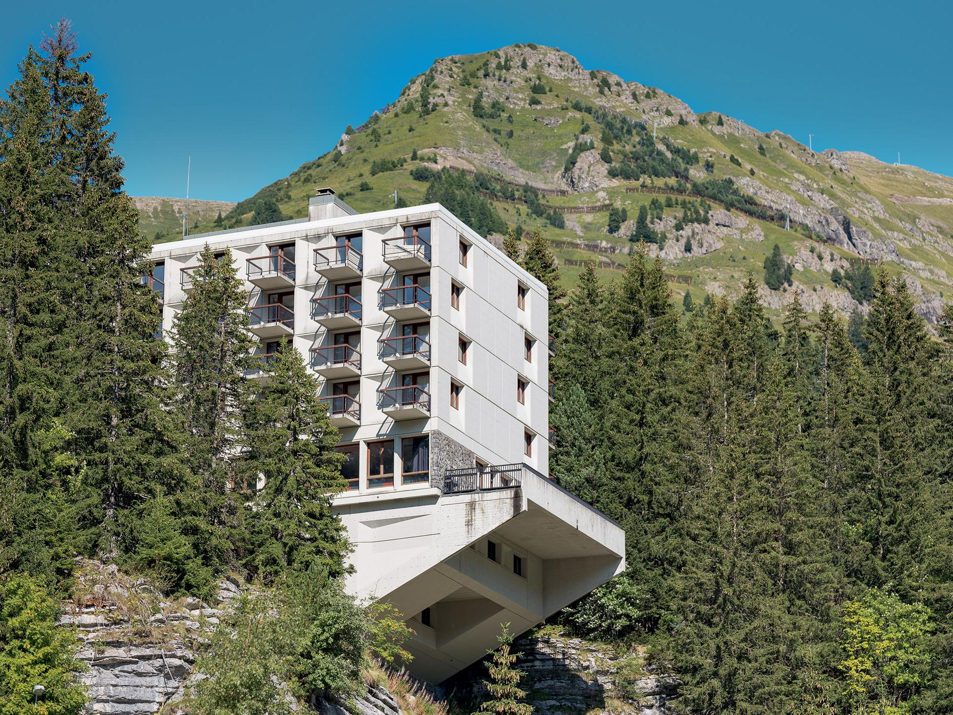 Vue de la façade d'un immeuble en béton de la station de Flaine 