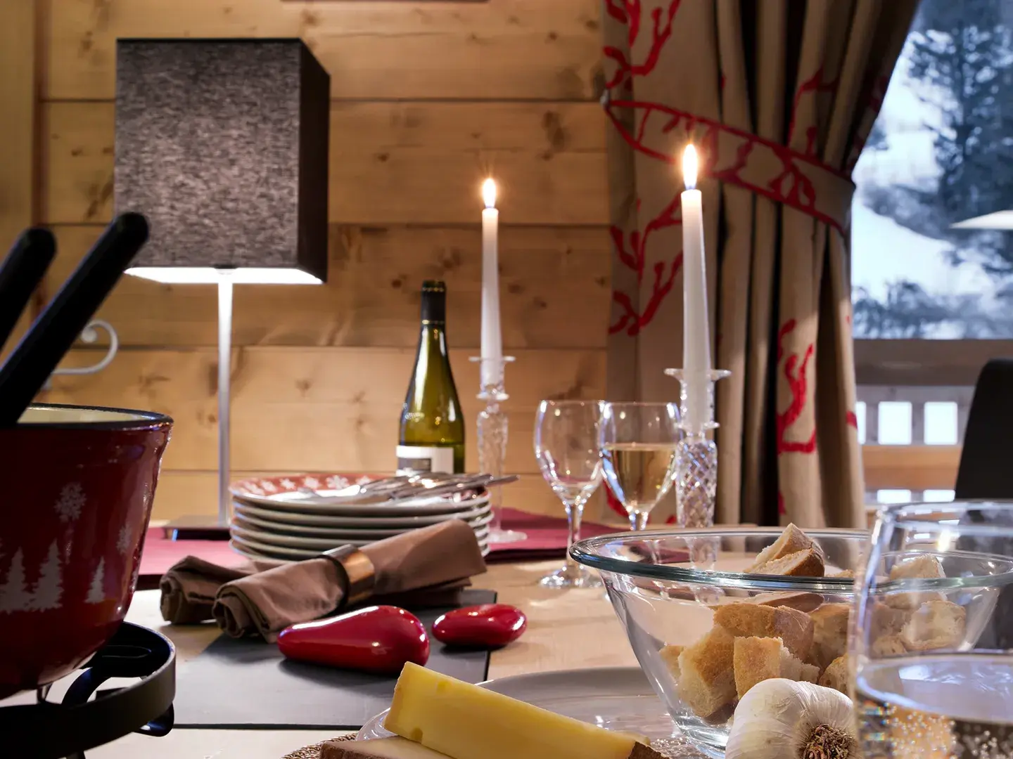  Détail table d'un appartement disponible dans la résidence Akoya à Valmorel