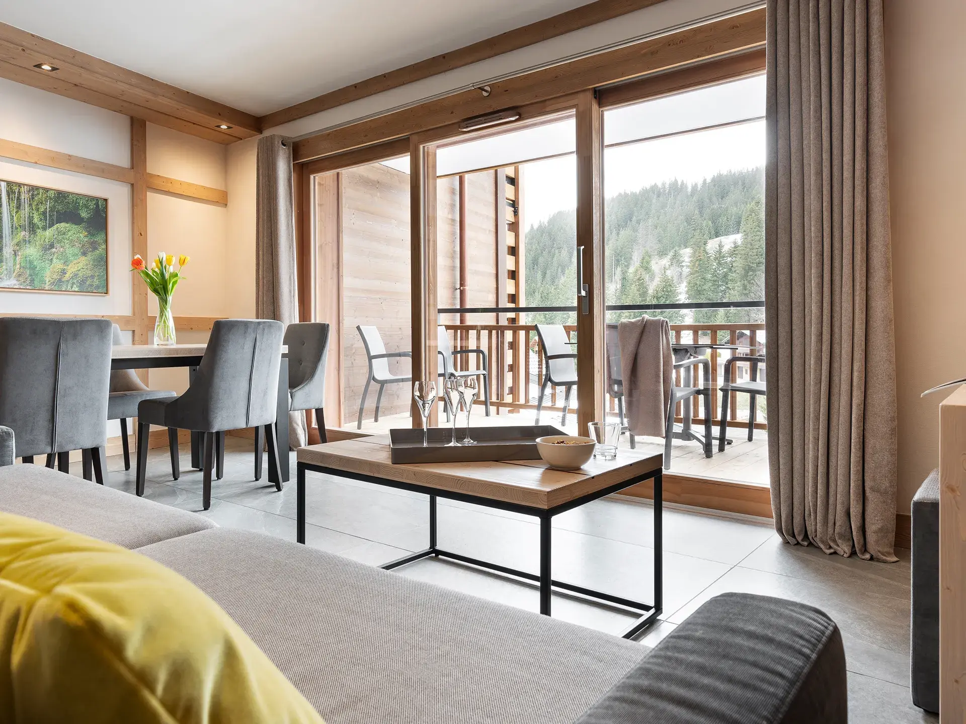 Salon avec vue sur l'extérieure d'un appartement à vendre au Hameau de l'Ours à Manigod