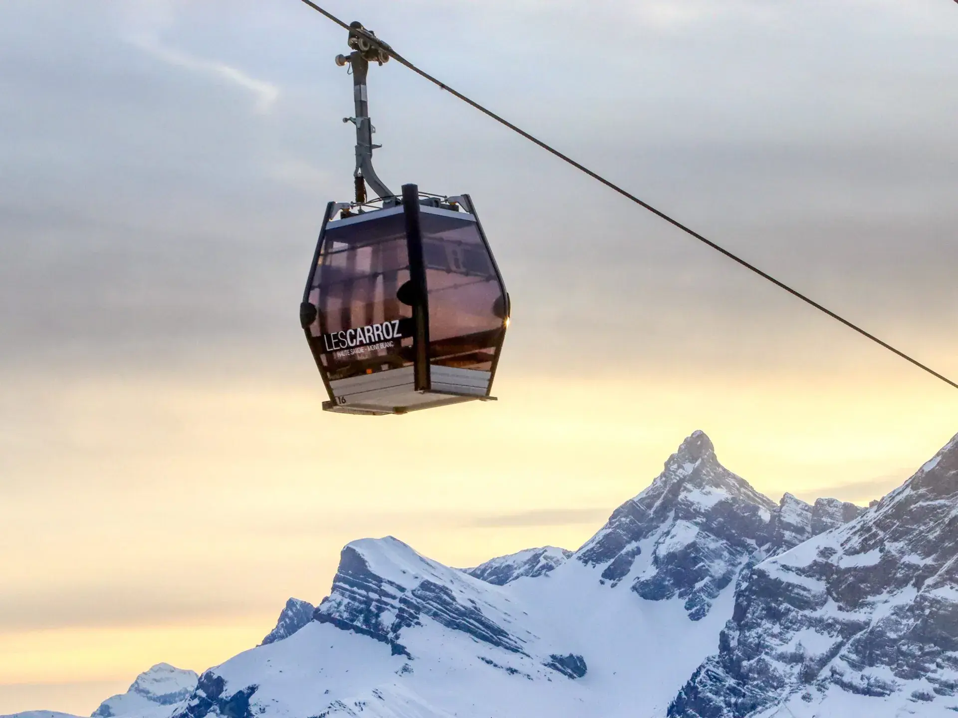 Vue sur une télécabine du domaine skiable du Grand Massif - Les Carroz d'Arâches