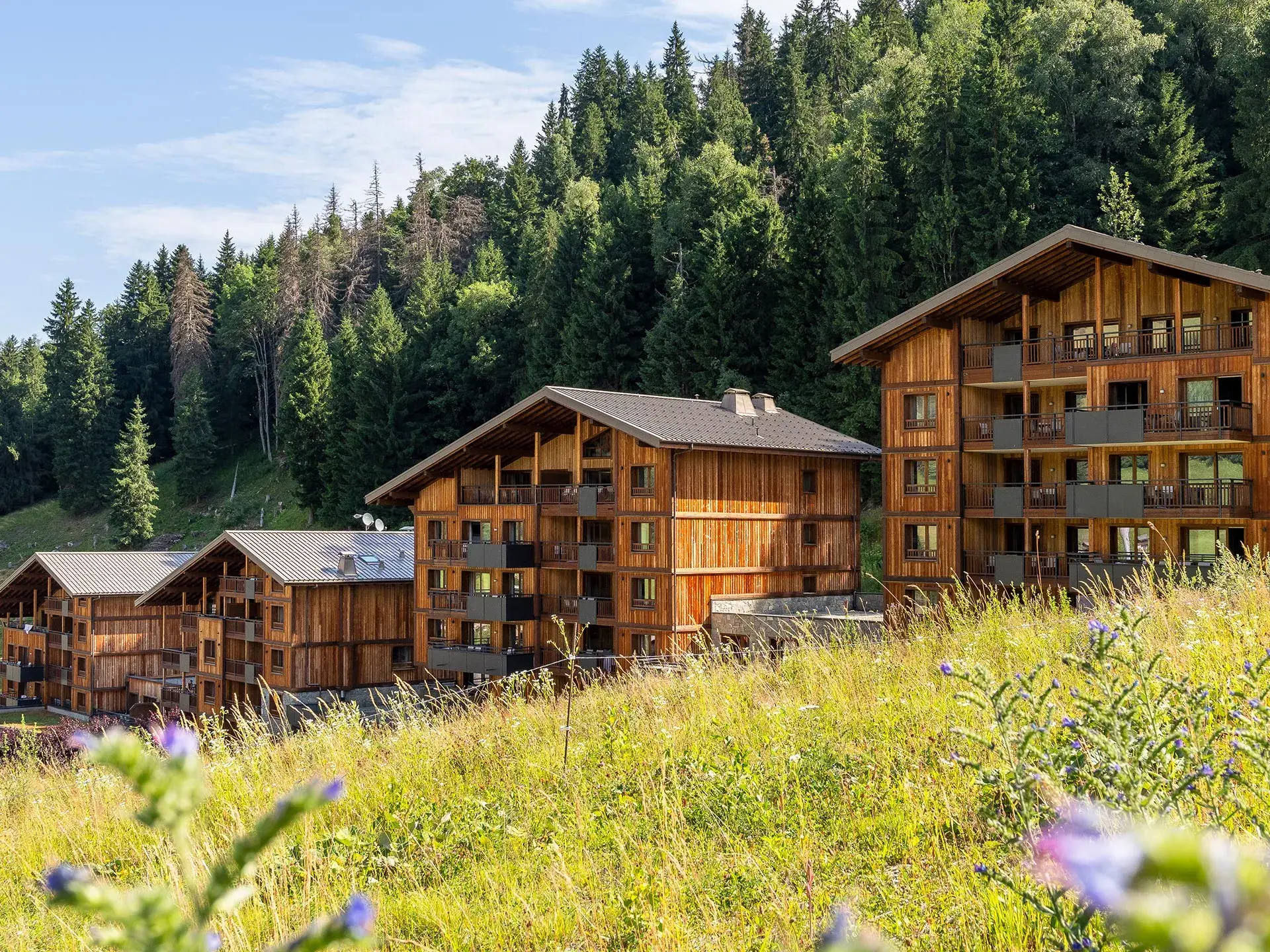 Architecture en cascade des Chalets Láska en été