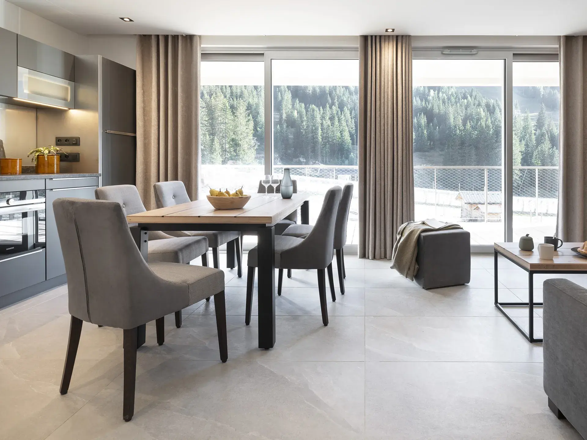 Résidence Alhéna à Flaine, pièce à vivre lumineuse avec vue sur l'extérieur en été