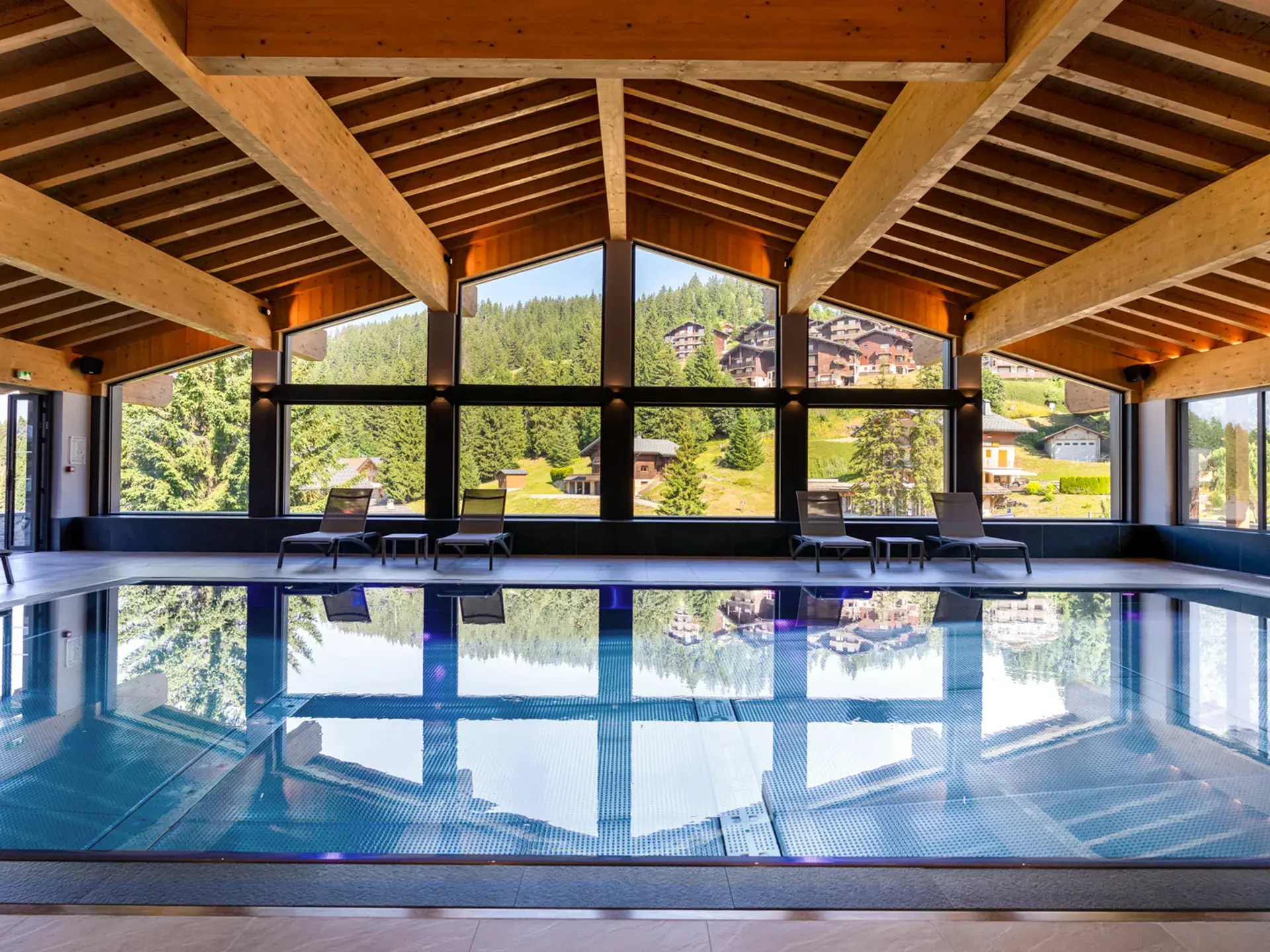 Piscine intérieure des Chalets Bérénice, à Samoëns