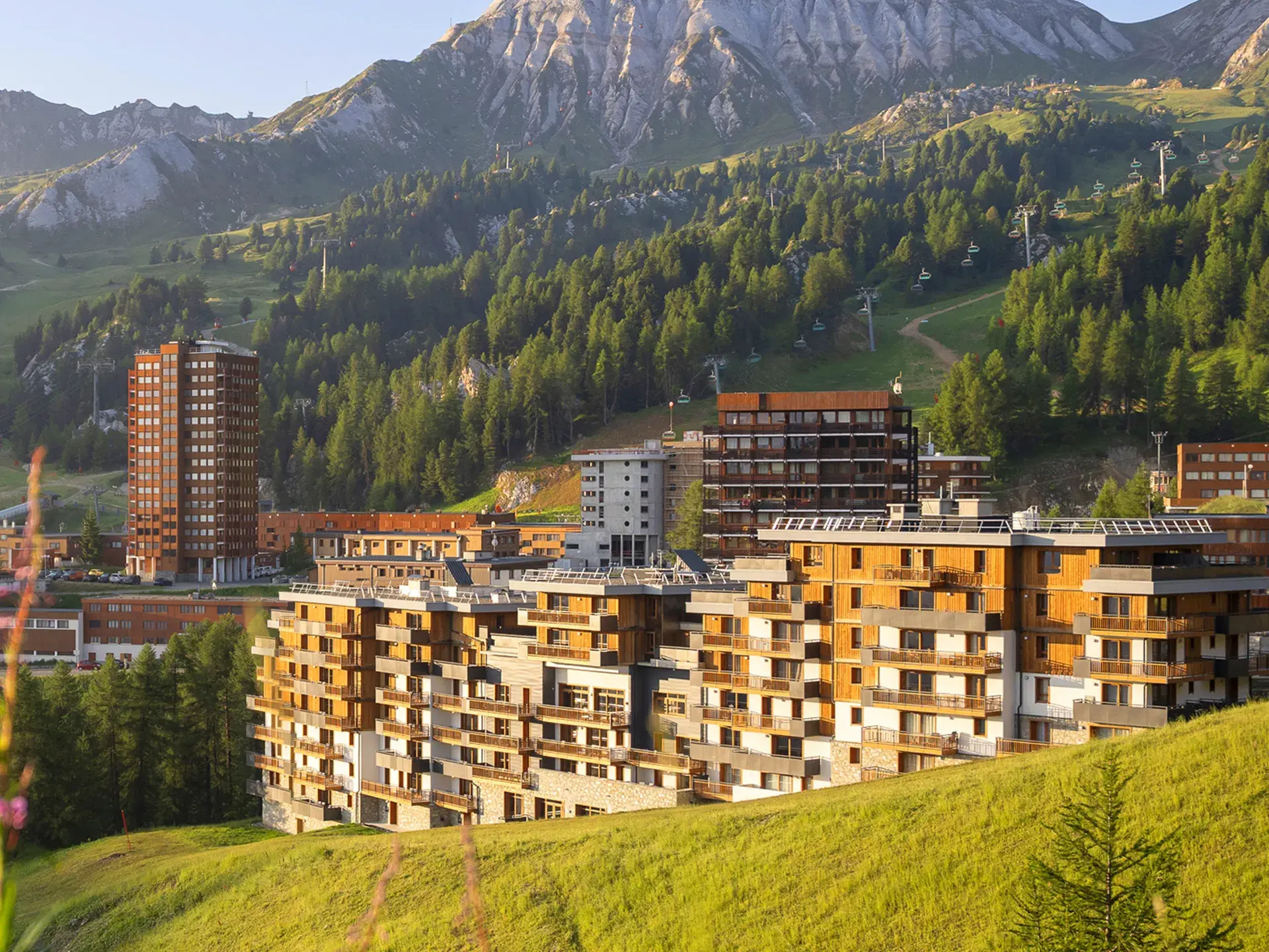 Résidence Manaka à La Plagne, extérieur en été