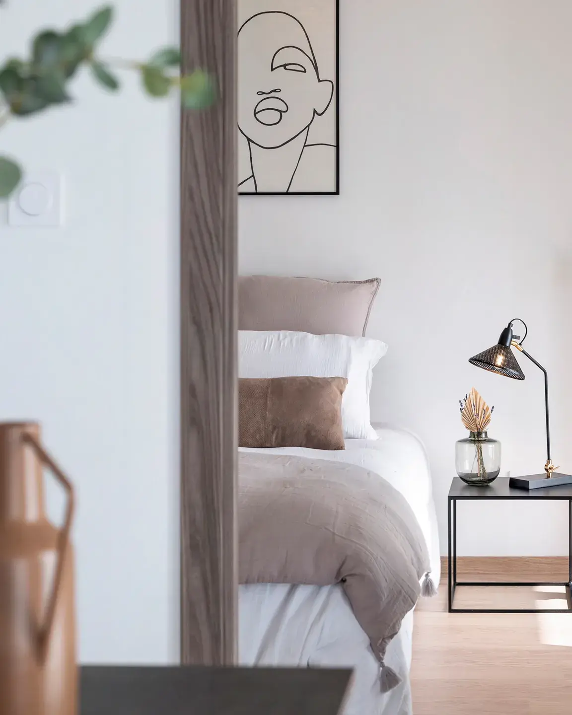 Vue d'une chambre depuis le couloir du programme Jardin Cardinal à Annecy 