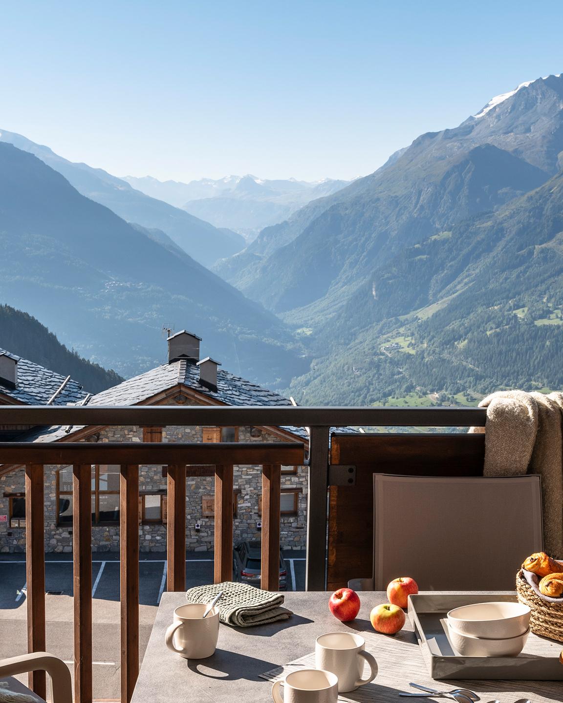 Vue depuis les balcons de l'Alpen Lodge sur les sommets de la Tarentaise