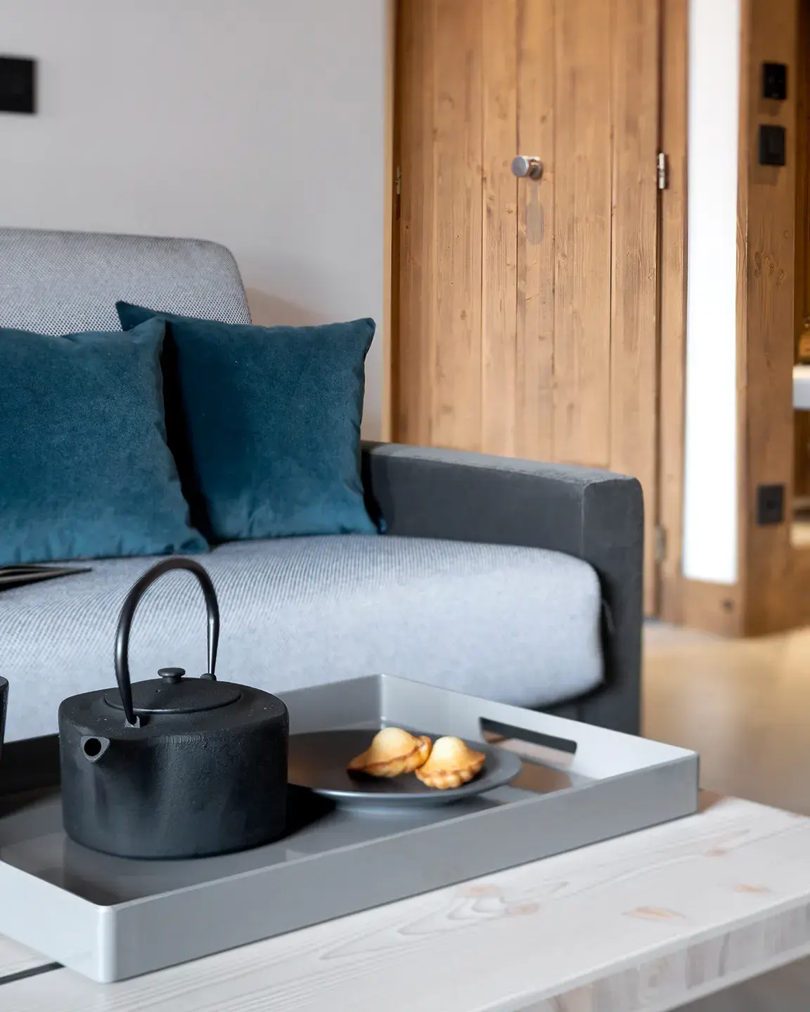 Ambiance chaleureuse dans le salon d'un des appartements de la résidence Chalets Laska aux Contamines Montjoie