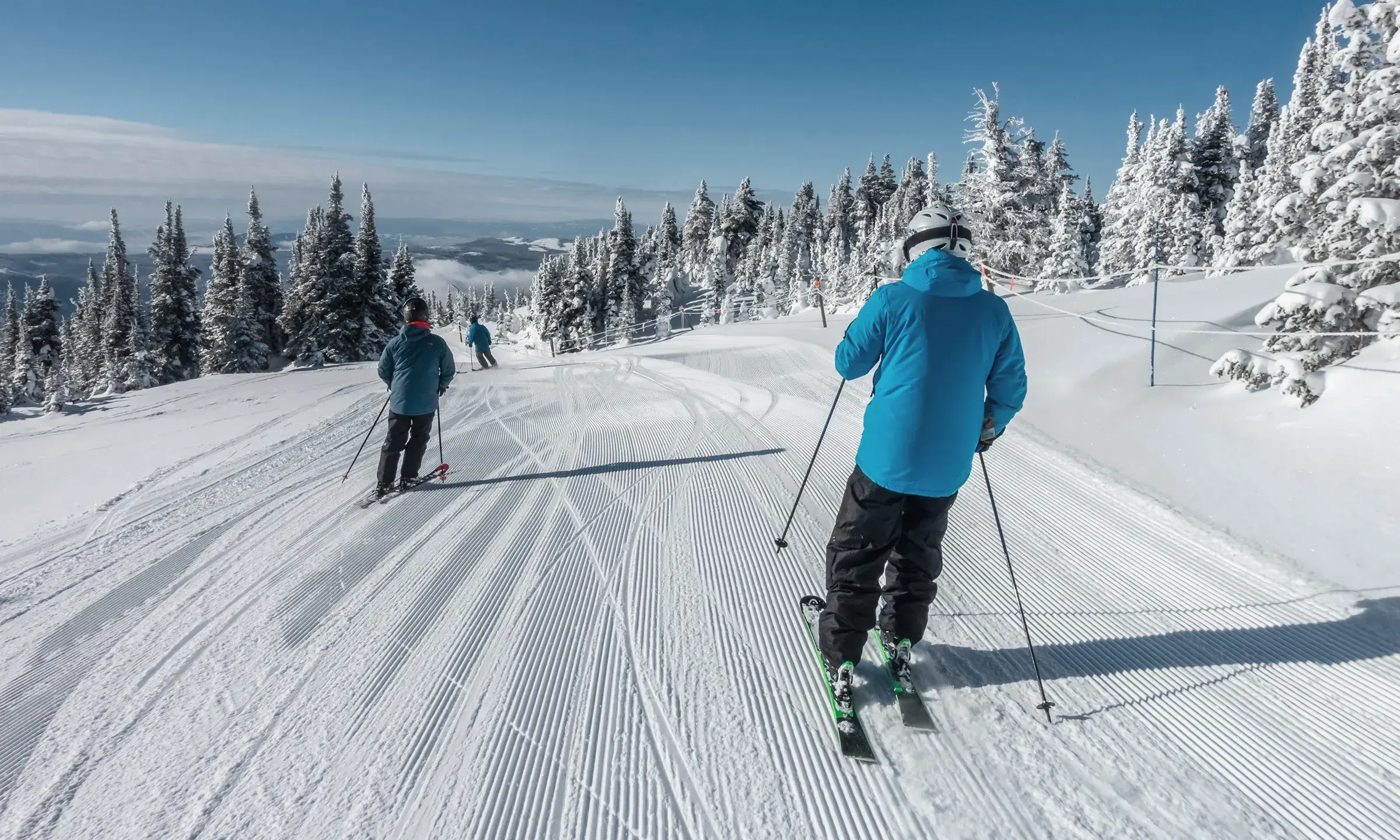 Deux personnes sont en train de descendre une piste en ski de piste 