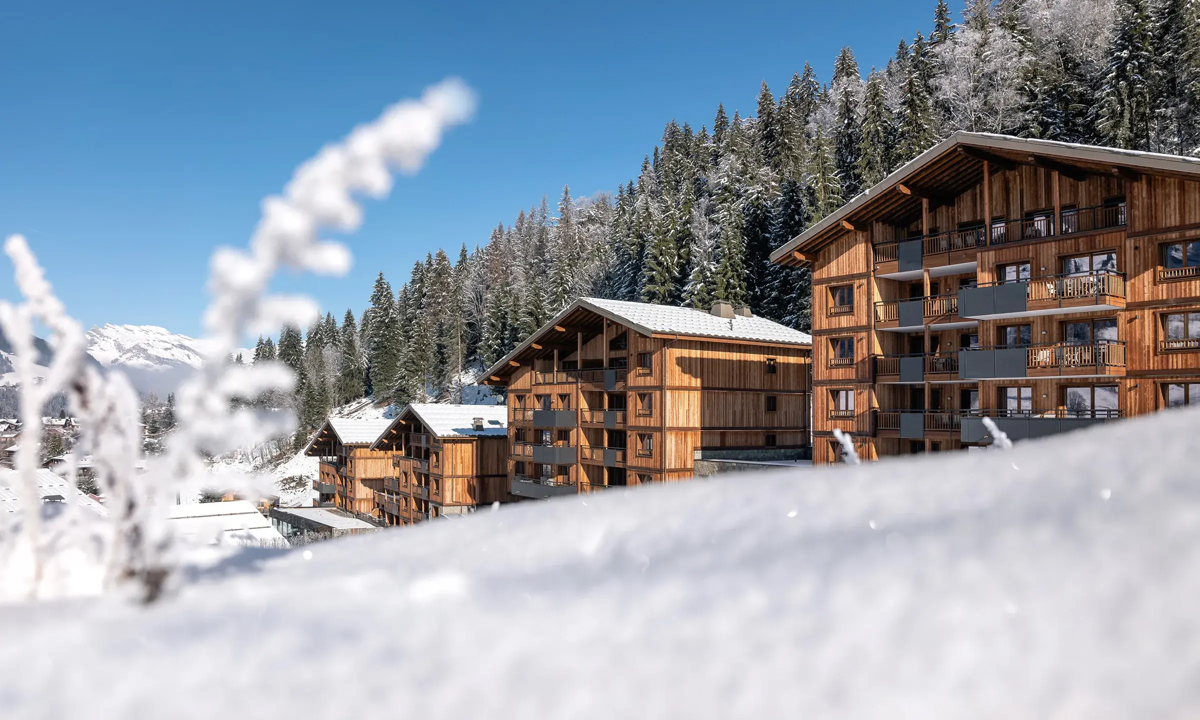 Vue extérieure en hiver des Chalets Láska aux Contamines-Montjoie 