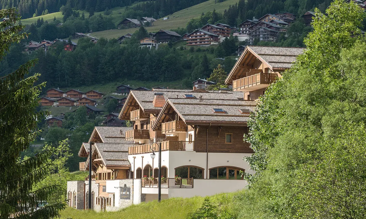 Vue au loin des Chalets de Flambeau en été 