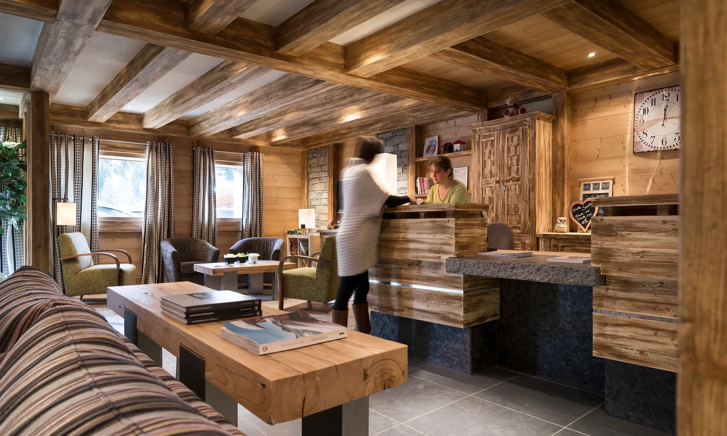 Une personne échange avec la réceptionniste des Chalets Flambeau à Val Cenis