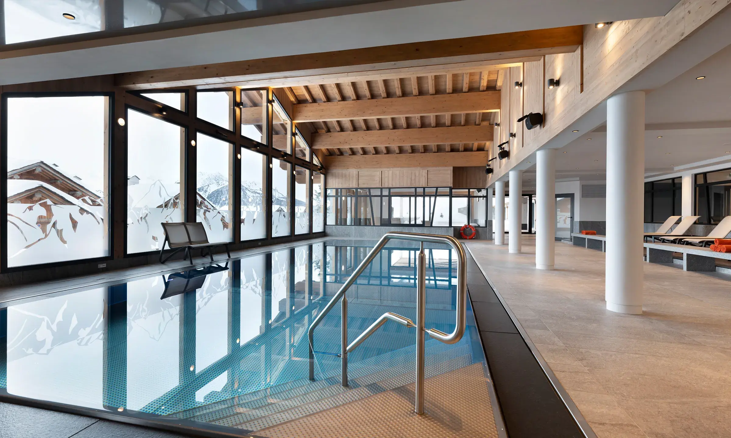 Piscine intérieure chauffée à l'Alpen Lodge, résidence située à La Rosière