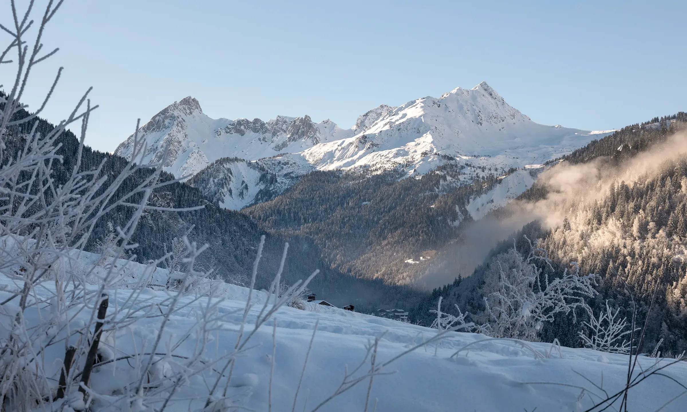 Vue sur le Mont-Joly aux Contamines Montjoie durant l'hiver avec de la neige sur les sommets