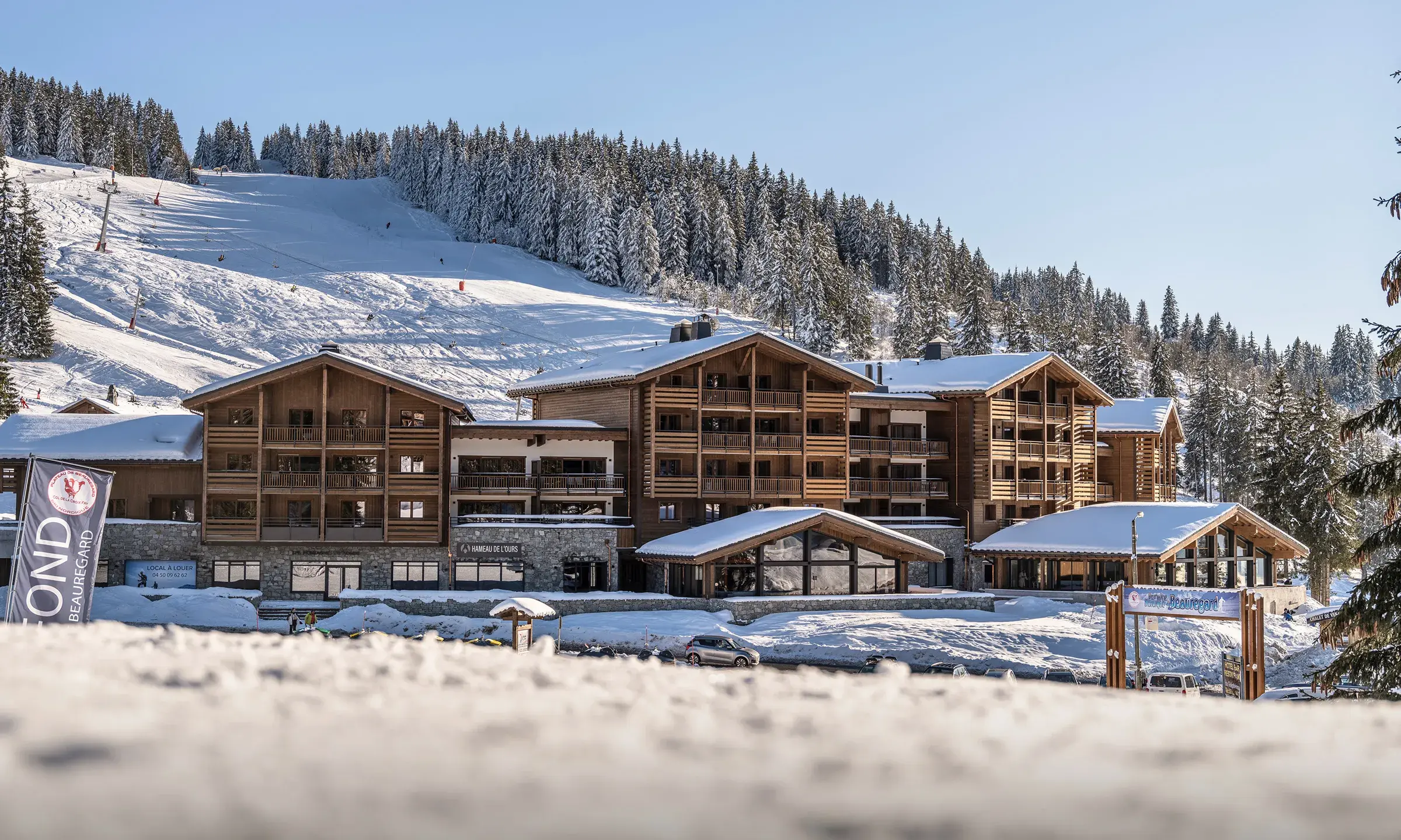 Extérieur de la résidence Hameau de l'Ours à Manigod, en hiver