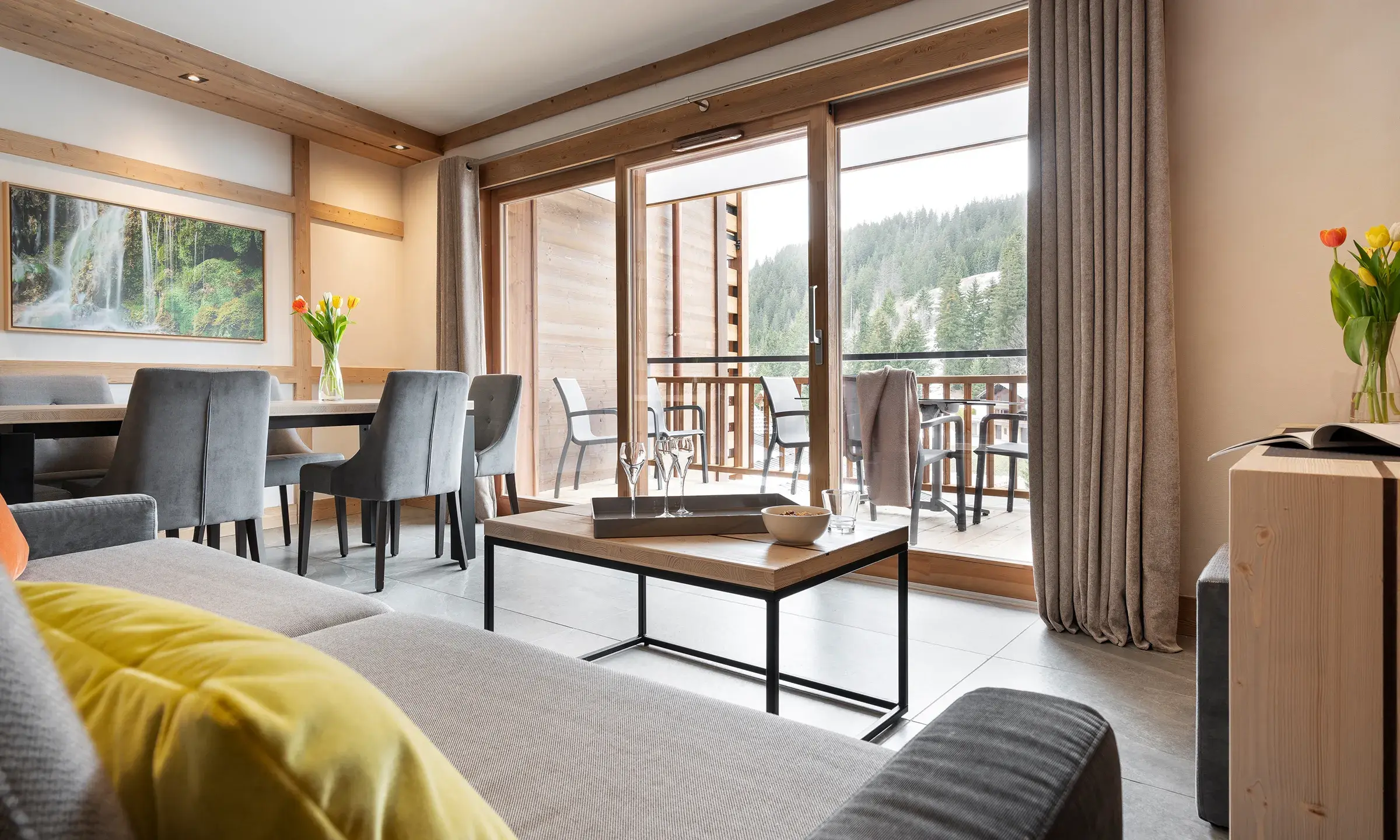 Salon avec vue sur l'extérieure d'un appartement à vendre au Hameau de l'Ours à Manigod