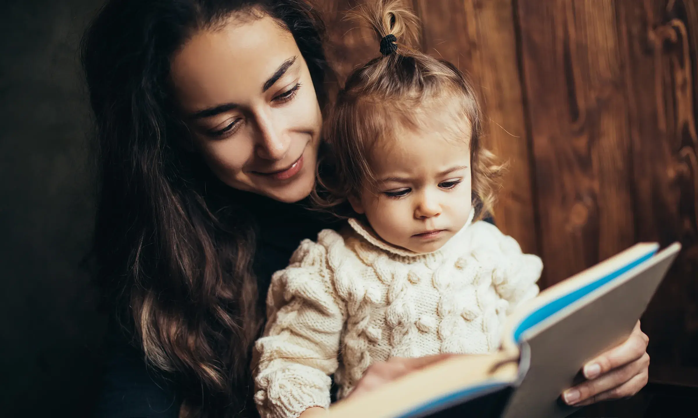 Champagny-en-Vanoise - Votre Appartement - Lecture d'un livre entre mère et fille