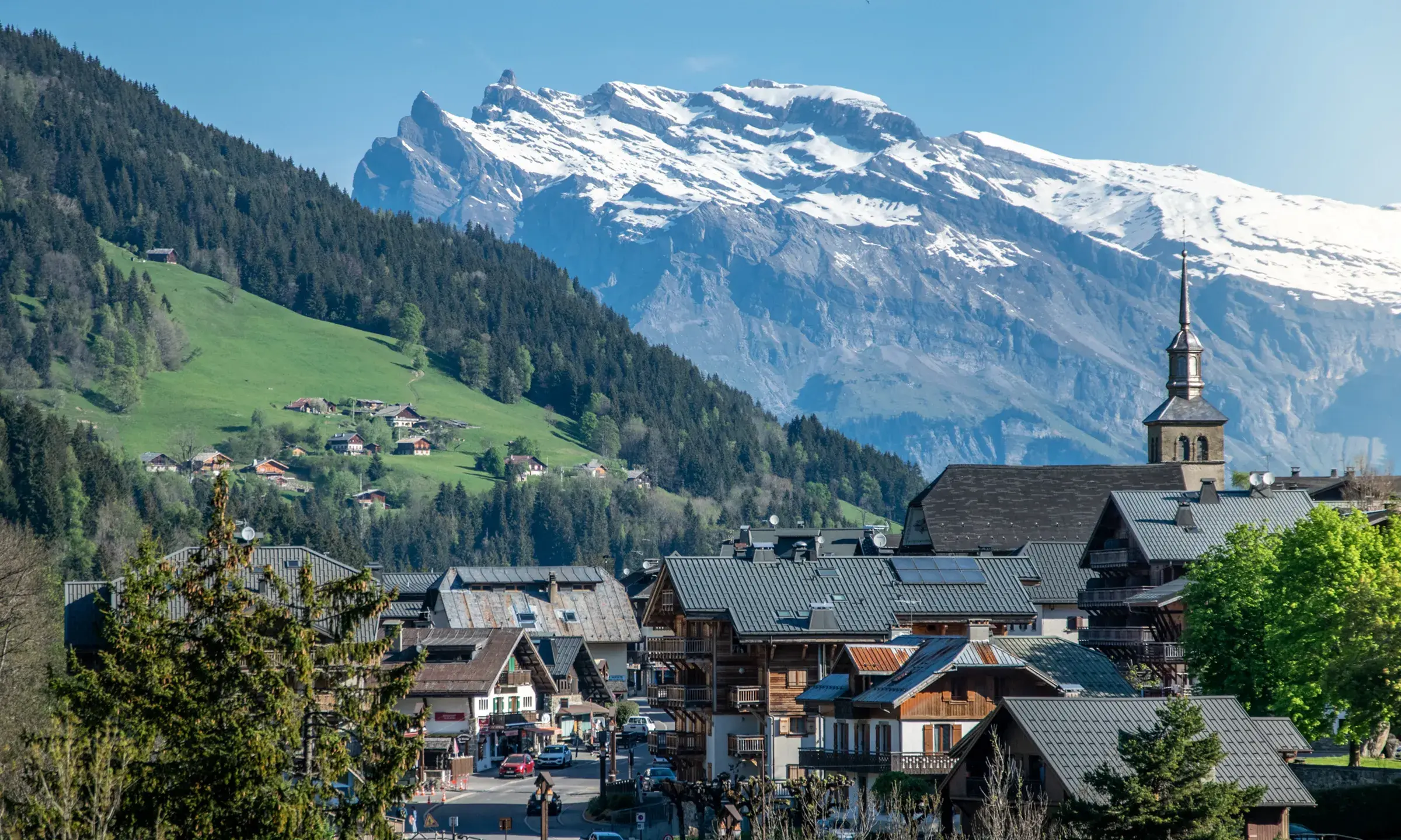 Vue sur le villages des Contamines Montjoie en été