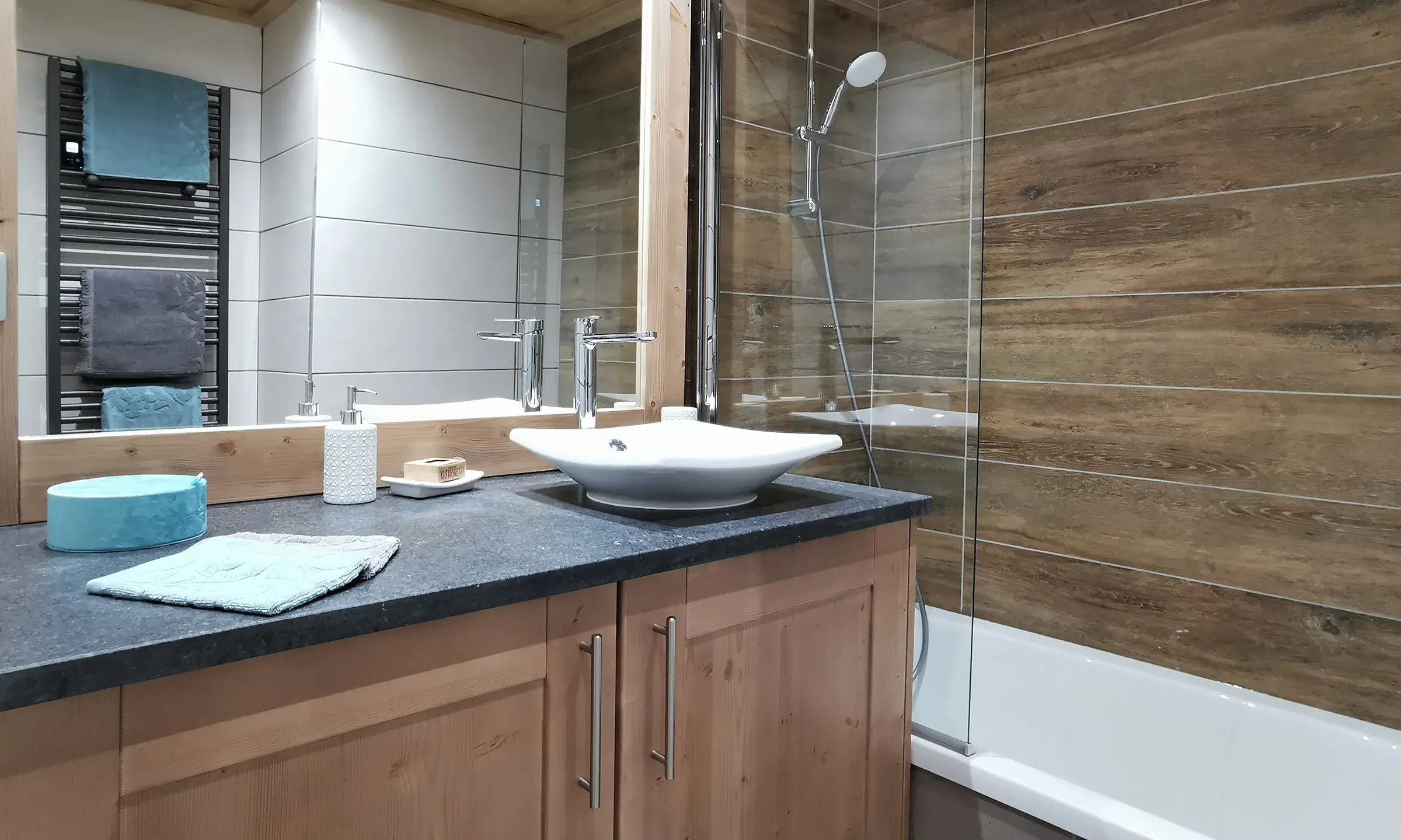 Salle de bains avec baignoire du Chalet Caribou aux Saisies