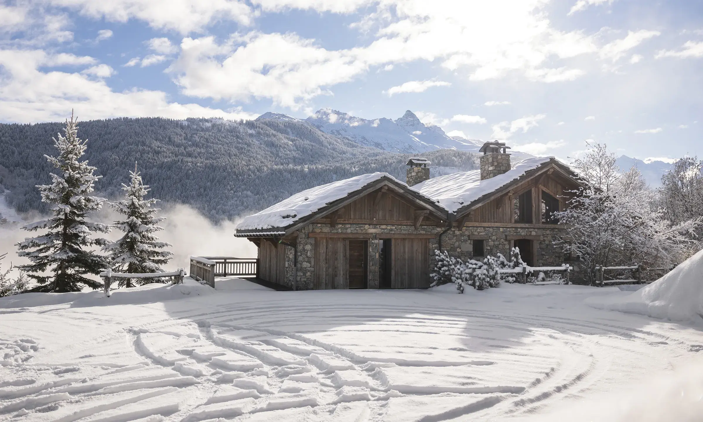 Chalet Apsara à Méribel, entrée du chalet de prestige avec panorama sur les sommets enneigés