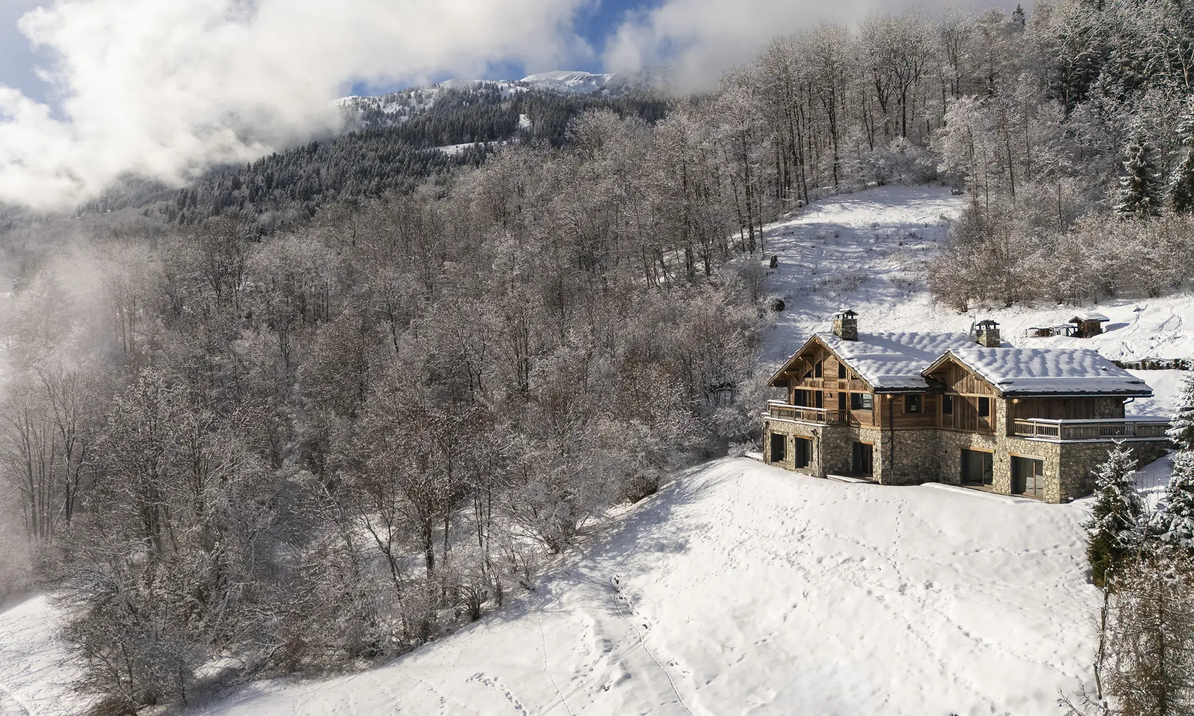 Chalet Apsara à Méribel, panorama aérien du chalet de prestige en hiver