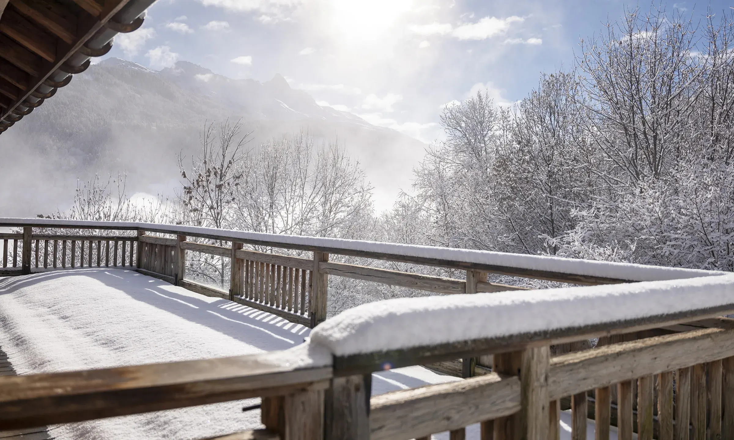 Balcon extérieur du Chalet Apsara à Méribel, chalet de prestige face aux sommets enneigés