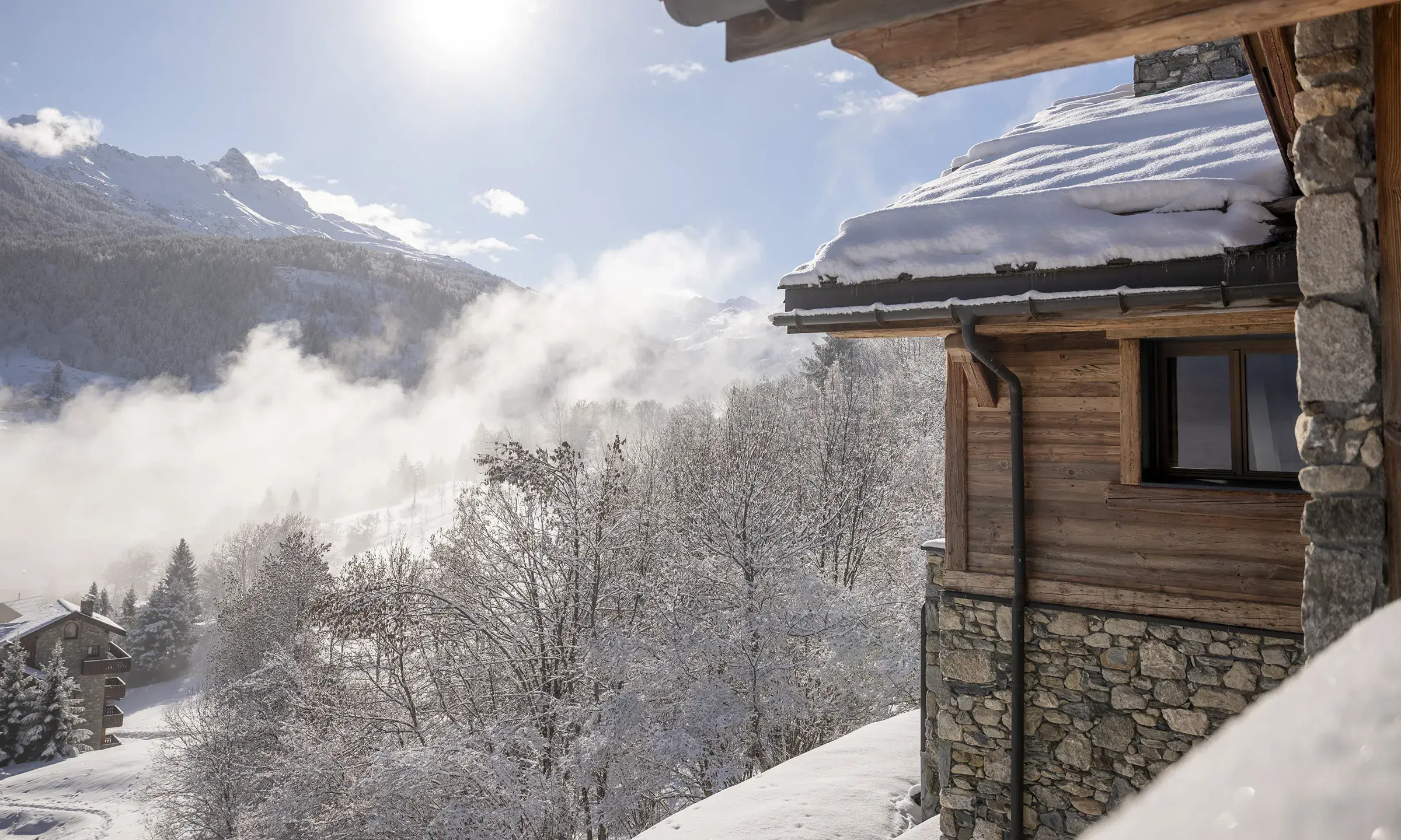 Chalet Apsara à Méribel, vue panoramique sur les sommets alpins enneigés
