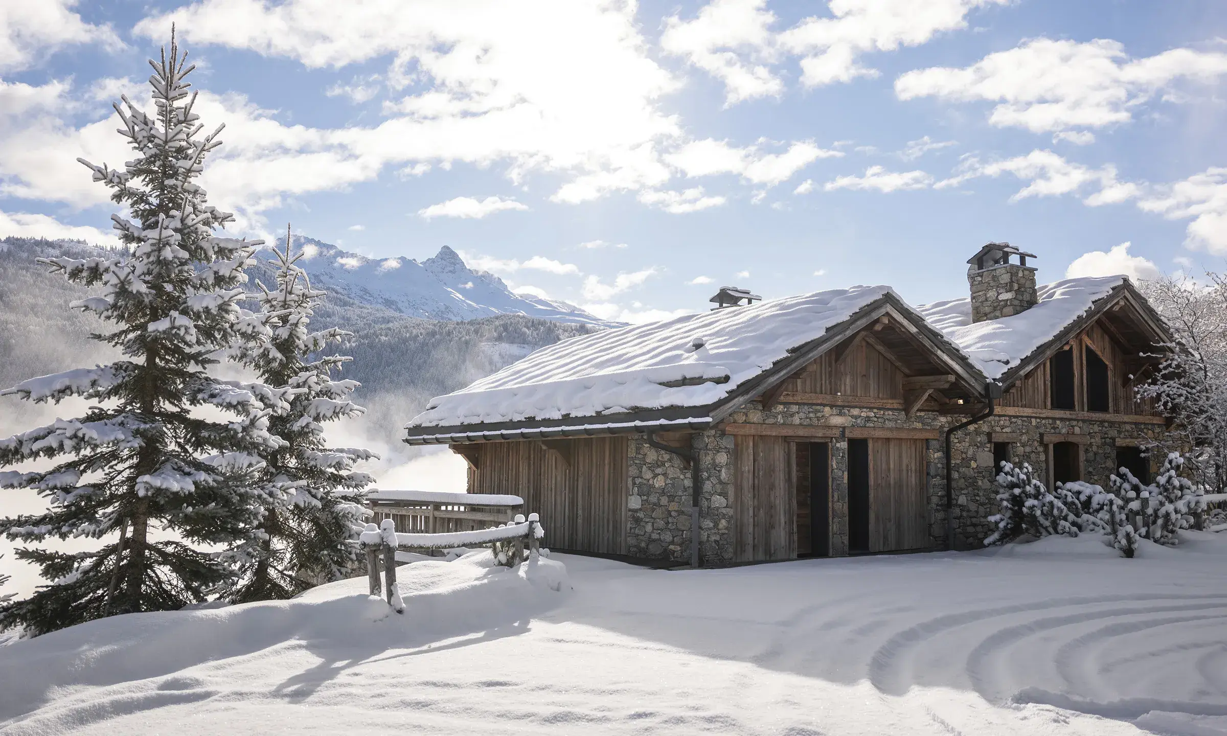 Chalet Apsara à Méribel, façade extérieure de l'entrée en hiver