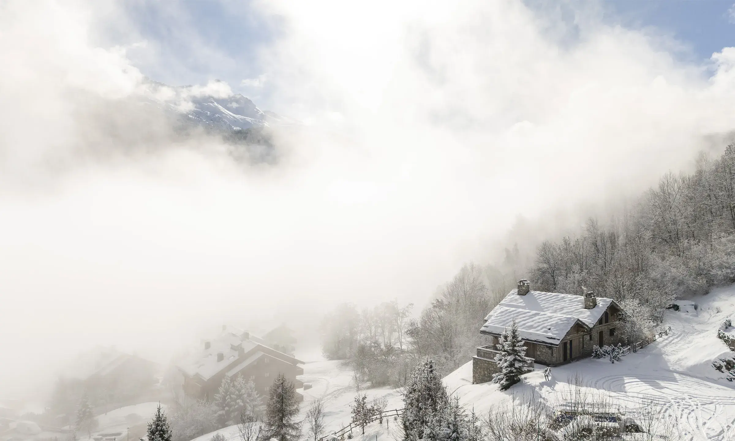 Chalet Apsara à Méribel Les Allues, panorama aérien du chalet de prestige et des sommets environnants en hiver
