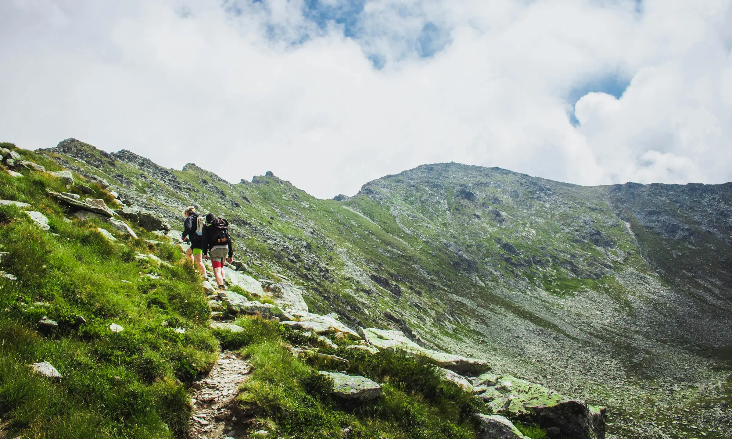 Randonneurs en ascension sur un sentier de montagne