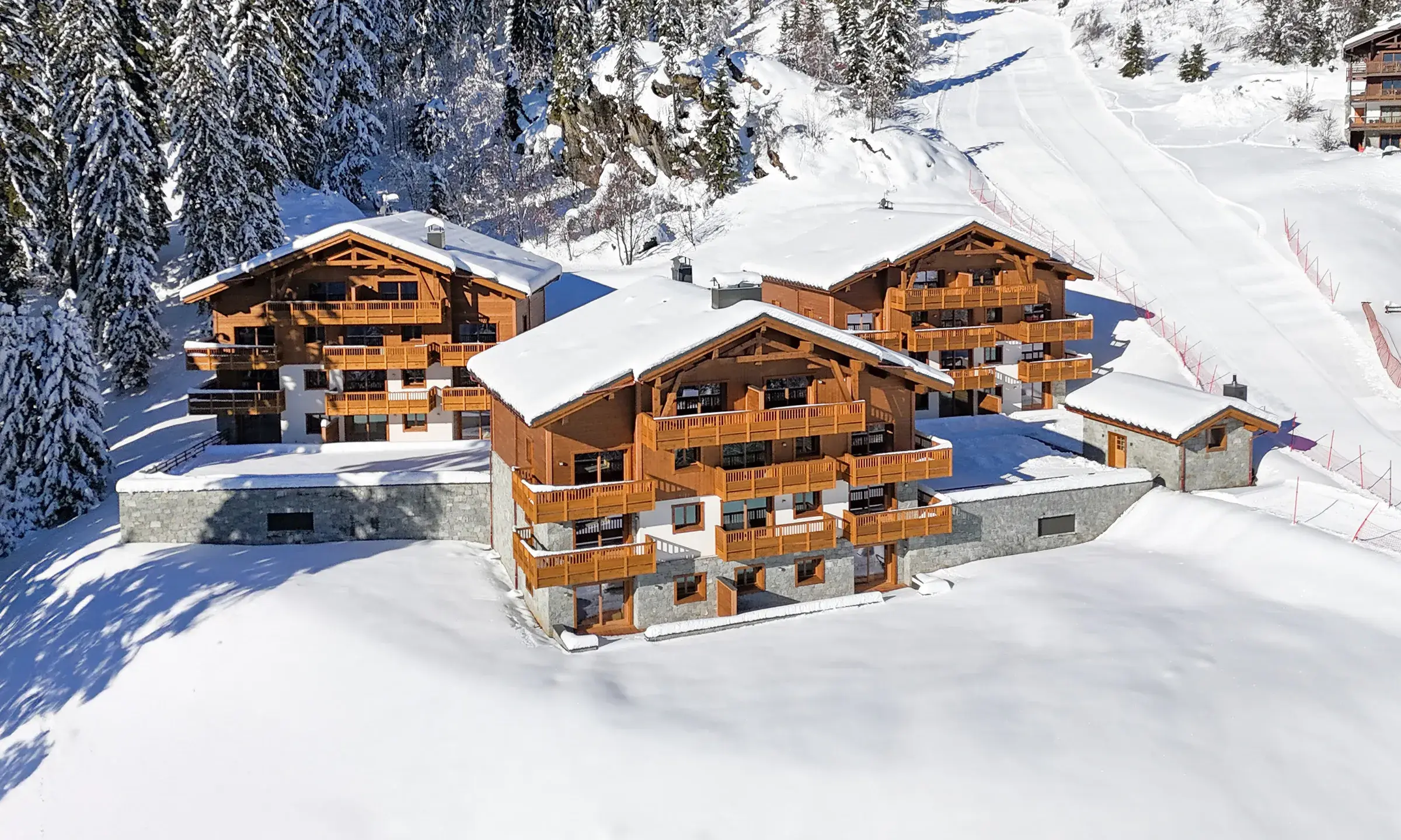 Chalets Myrna aux Saisies, extérieur enneigé avec vue sur les pistes de ski