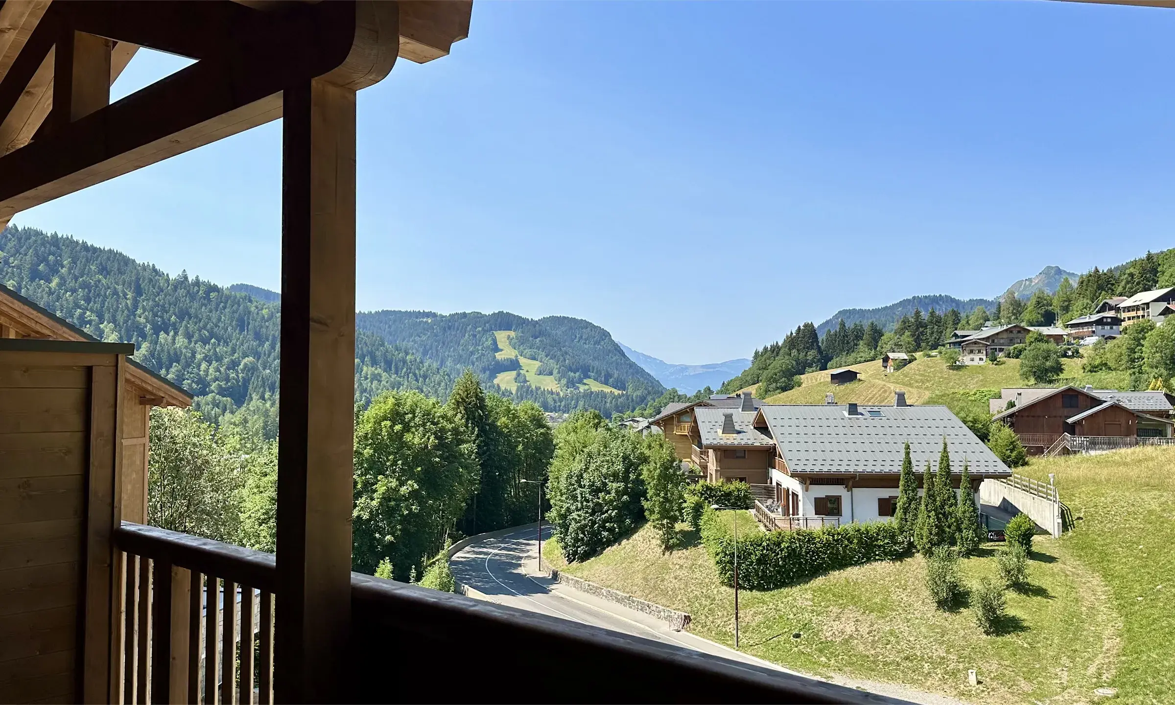 Vue panoramique en été depuis un balcon des Chalets Séléna aux Gets