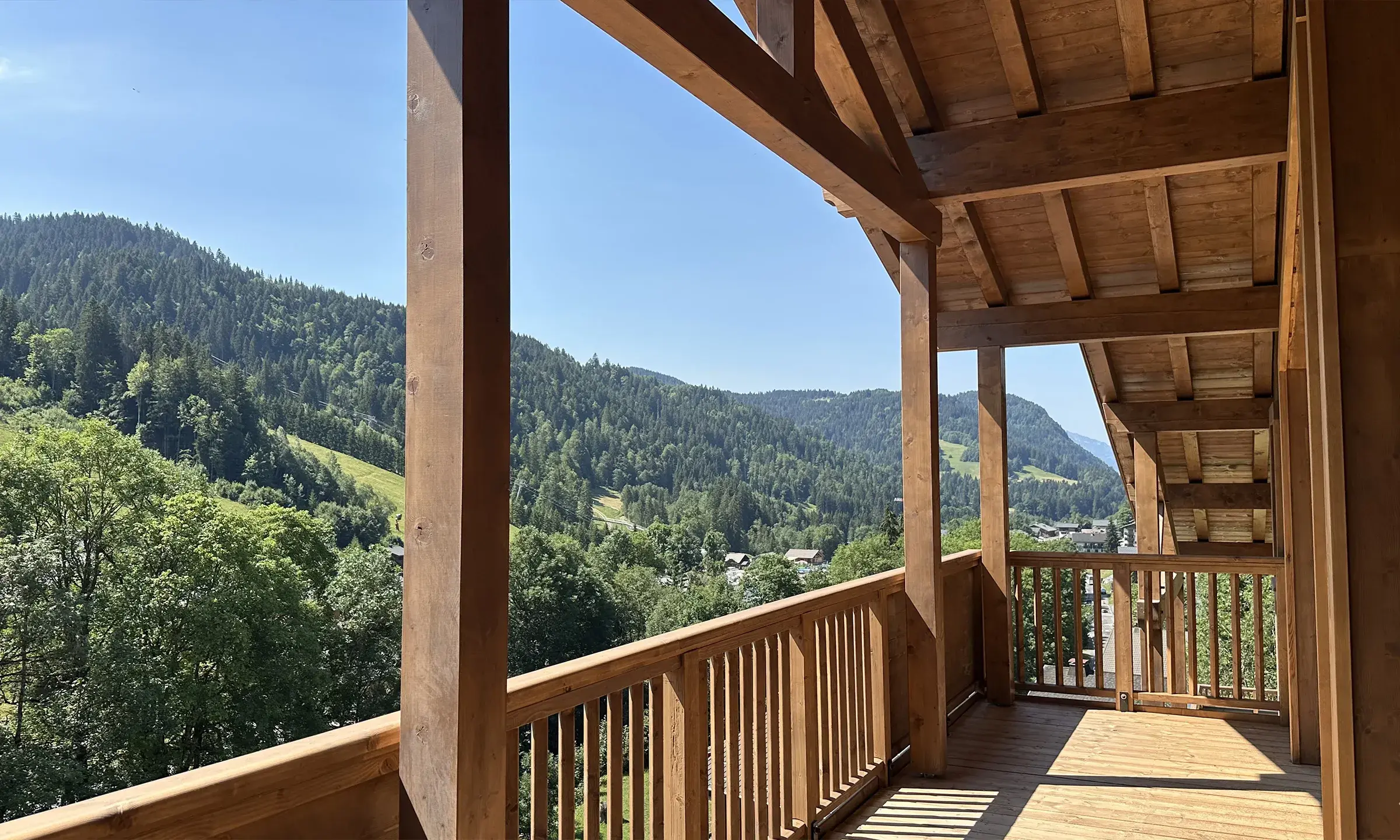 Panorama sur les montagnes en été depuis le balcon d’un appartement des Chalets Séléna aux Gets