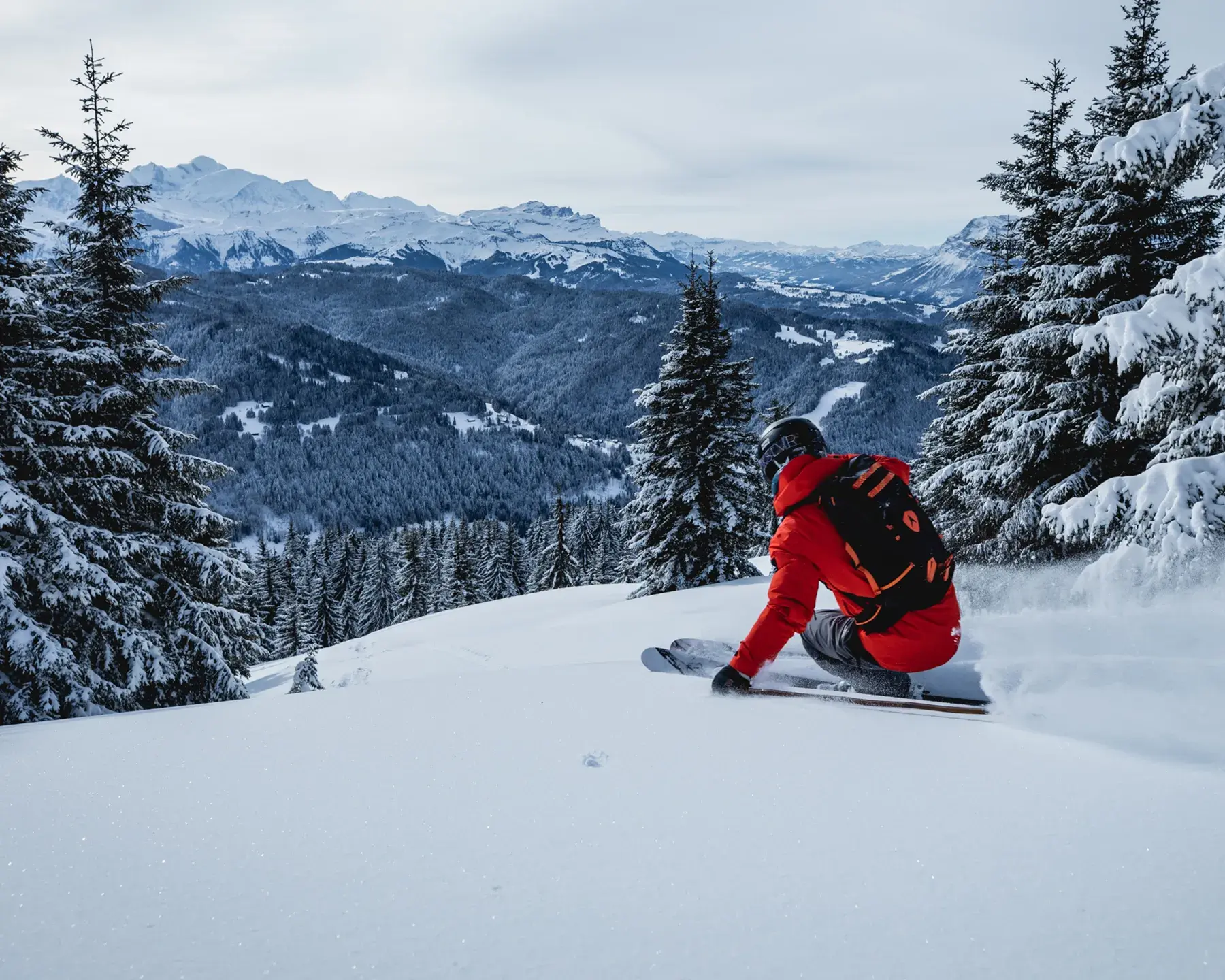 Une personne est en train de skier en hors-piste aux Gets