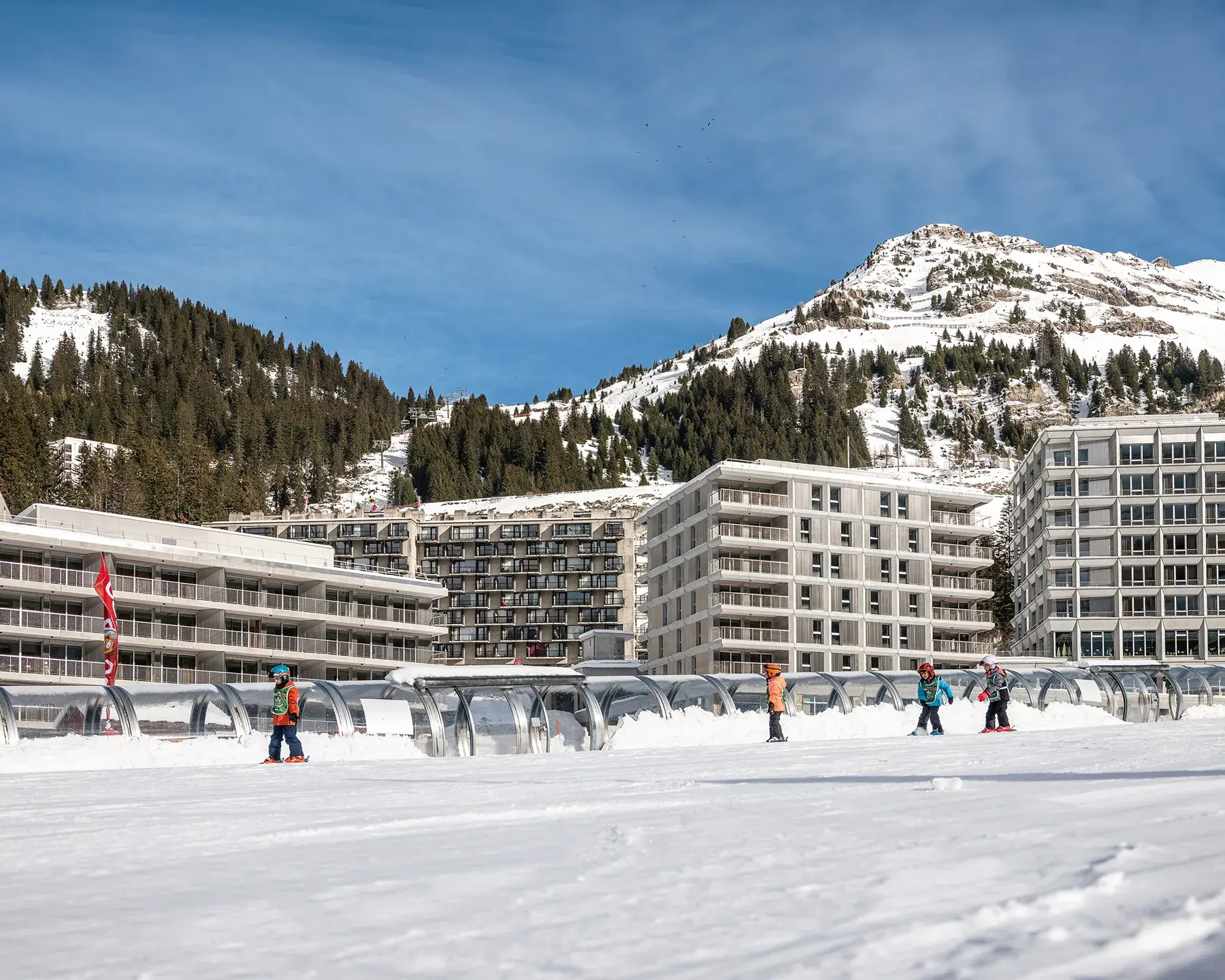 Vue exterieure depuis le front de neige de la résidence Alhéna à Flaine