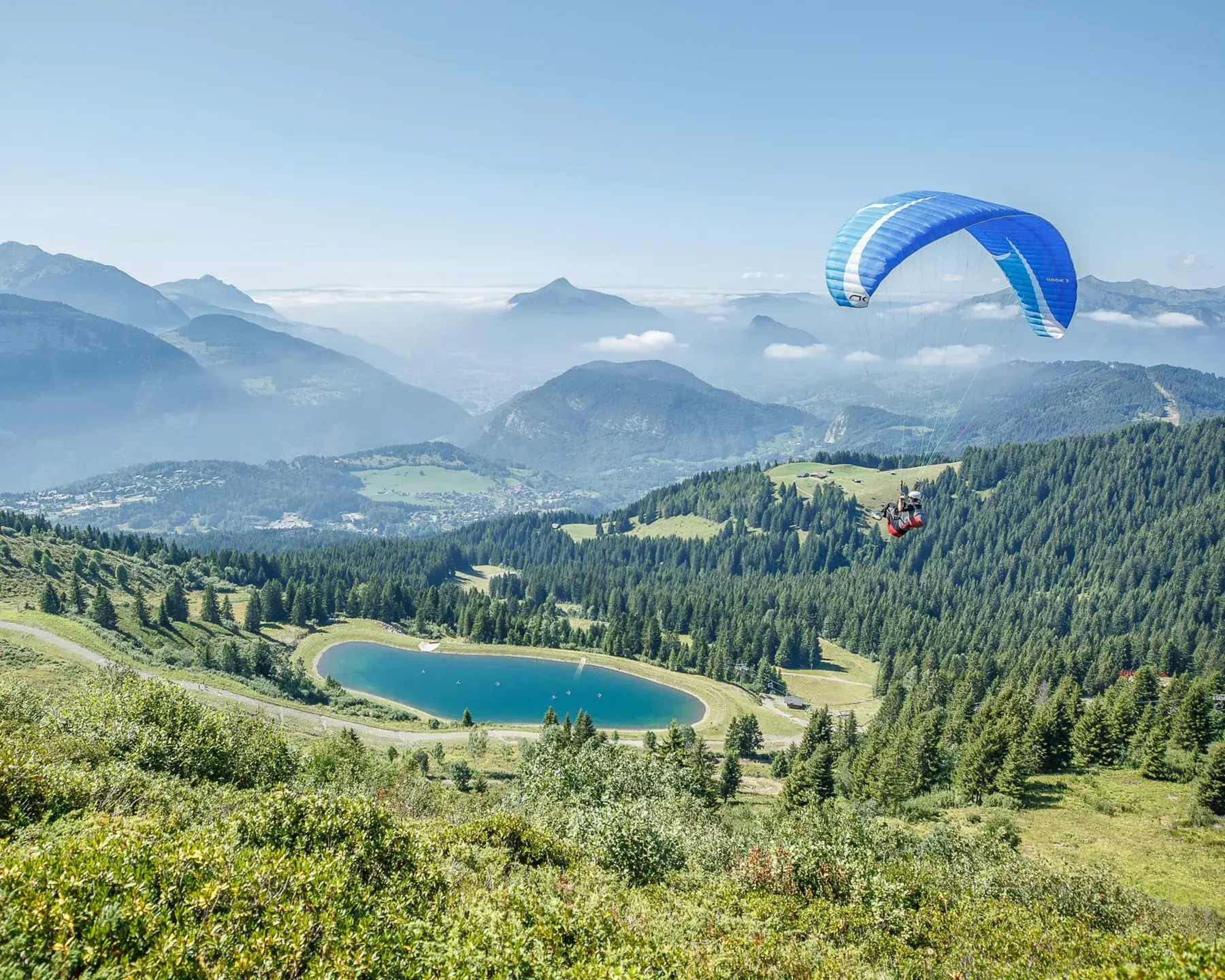 Un parapente survole la station des Carroz en pleine nature 