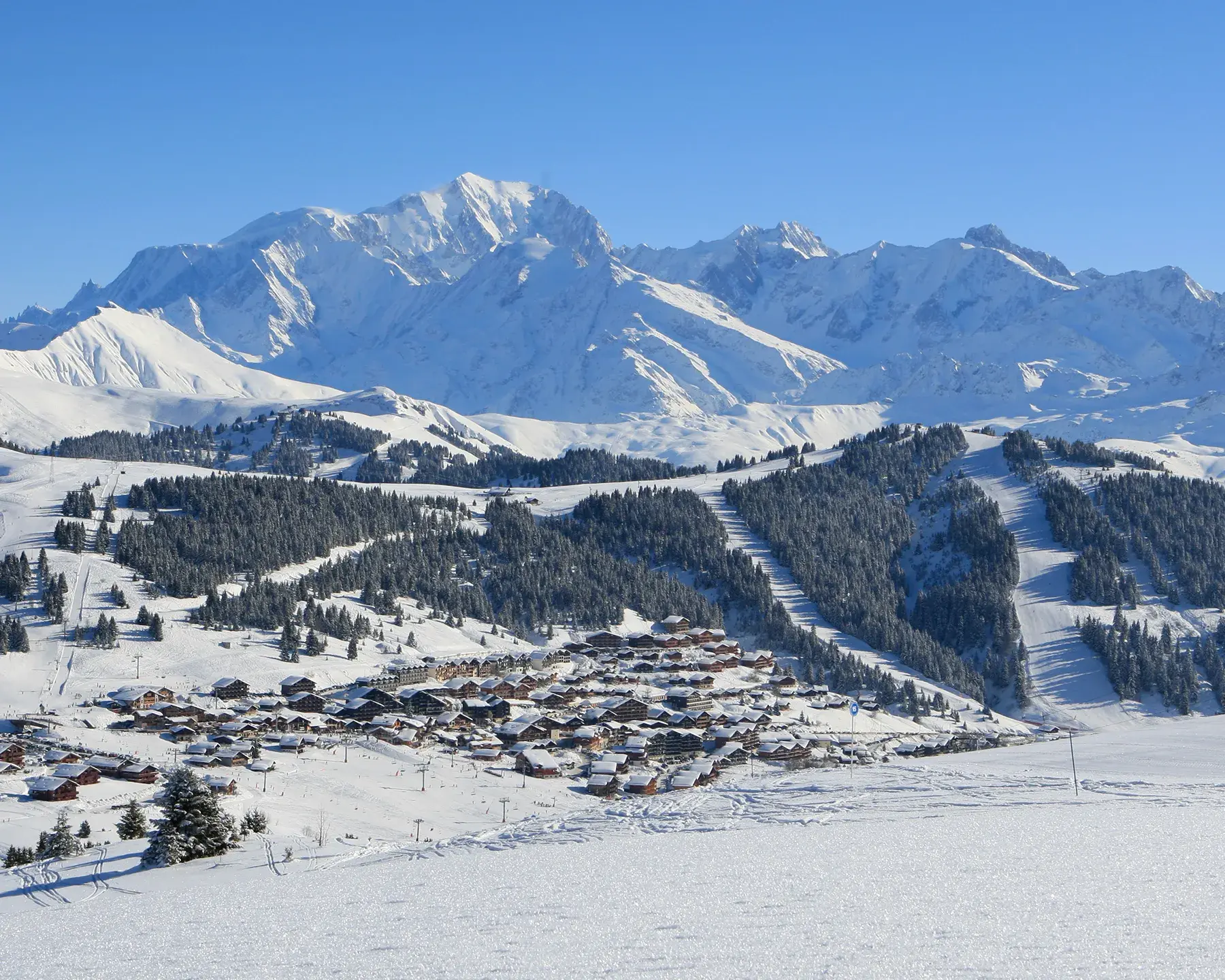 Beau panorama de la station des Saisies et de son domaine skiable, l'Espace Diamant, en hiver
