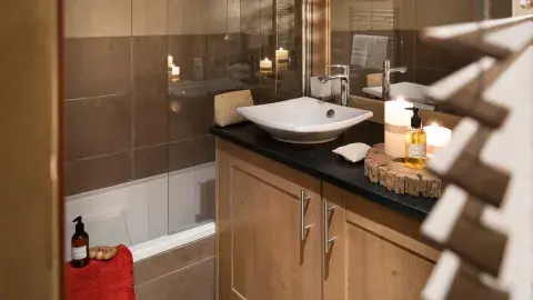 Salle de bains au sein d'un appartement à Champagny en Vanoise