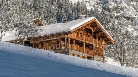 Ferme de Juliette au Grand-Bornand, façade extérieure du chalet de prestige en hiver
