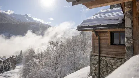 Chalet Apsara à Méribel, vue panoramique sur les sommets alpins enneigés