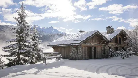 Chalet Apsara à Méribel, façade extérieure de l'entrée en hiver