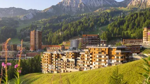 Résidence Manaka à La Plagne, extérieur en été