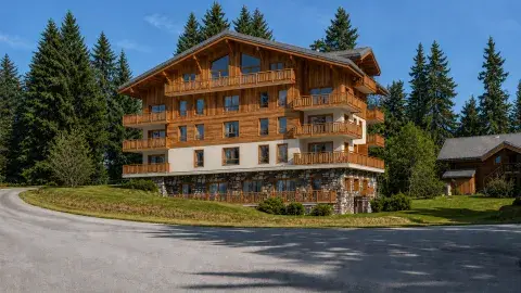 Vue extérieure du Chalet Caribou aux Saisies en été, résidence de prestige à la montagne