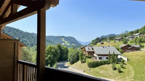 Vue panoramique en été depuis un balcon des Chalets Séléna aux Gets