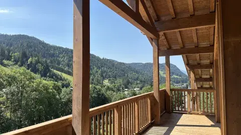 Panorama sur les montagnes en été depuis le balcon d’un appartement des Chalets Séléna aux Gets